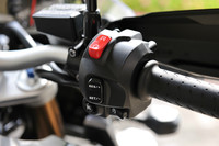 スロットルには電子制御の「ライドバイワイヤ」方式を採用。クルーズコントロールのほか、トラクションコントロールが装着される。