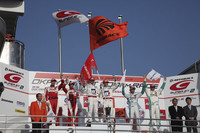GT500クラス表彰式の様子。写真左から、2位のNo.38 ZENT CERUMO SC430（R・ライアン/立川祐路）、優勝したNo.18 ウイダー HSV-010（L・デュバル/小暮卓史）、3位のNo.1 PETRONAS TOM'S SC430（脇阪寿一/A・ロッテラー）。