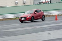 コース内の折り返しポイント。右前輪にかなり荷重がかかっているのがお分かりいただけるだろうか。