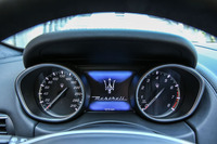 アナログ式の2眼メーターが備わる。左がスピードメーターで右がタコメーター。速度表示は310km/hまで。