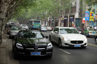 「メルセデス・ベンツSLKクラス」と「マセラティ・クアトロポルテ」。