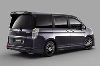 無限仕様「ホンダ・ステップワゴン スパーダ」のリアビュー。各種エアロパーツは、「ステップワゴン」用と「ステップワゴン スパーダ」用とで異なるデザインのものが用意される。