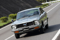 コーナリングは、径の大きなステアリングホイールをぐいぐい切って旋回する感覚。操作は重いが、クルマの雰囲気とマッチしていて個人的には好印象だった。