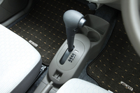 ワイドな変速比幅によって燃費に貢献する副変速機付きCVT。高速巡航時のエンジン回転数を低く保つことで、静粛性にも一役買っている。
    