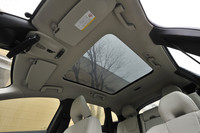 パノラマ・ガラスルーフ（固定式）は「SE」のみで選択できるオプション。電動式のブラインドが備わる。