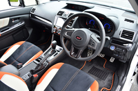 ステアリングホイールやシフトノブにはSTIのロゴが添えられる。基本的な造形は、標準車と変わらない。