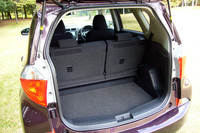 床面の高さを120mm変えられる「アジャスタブルデッキボード」を下げたところ。荷室側からもワンタッチ操作でリアシートを畳むことができる。