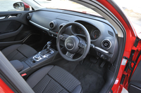 COD仕様のステアリングホイールにはシフトパドルが備わる。