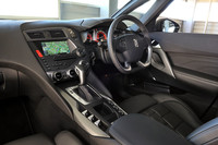 運転席まわりのデザインは航空機のコックピットをイメージしているという。「SSDナビゲーションシステム」（20万4750円）はディーラーオプション。