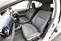 「アクア」のインテリア。今回テストした「S」グレードでは、ブルーブラック（写真）またはブリリアントレッドのシート表皮が選べる。