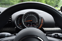 ドライバーの正面には、小さな独立型の計器盤が置かれる。中央の円形メーターは速度計で、左側がエンジン回転計、右側の目盛りは燃料計。