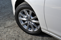 足まわりでは、新構造の前後ダンパーの採用や、フロントロアアームのブッシュ形状の変更などにより、スムーズでフラットな乗り心地を実現している。
    