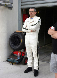 TVシリーズ「Mr.ビーン」でお馴染みの英俳優ローワン・アトキンソンも1961年製「ジャガーDタイプ」で参加。サーキットでの表情は、TVとは対照的に（？）真剣そのものだった。