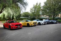 ハンターバレーのホテル「ゲストハウス」に並べられた「フォード・マスタング」。