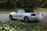 ボディーカラーは全13色。ソフトトップの色は「ブラック」が標準で、オプションで「アンソラジット」が用意されている。