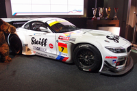 2014年シーズンを戦う「BMW Z4 GT3」。車体中央にロゴが見えるSteiff（シュタイフ）はメインスポンサー。テディベアなどを扱うぬいぐるみメーカーとして知られる。
    