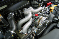 点火順序に合わせて配列を変えた、新しいインテークマニフォルドを備える2リッターNAツインカムユニット。スロットルを通過した吸気に反時計回りの渦を起こし、マニフォルドに送り込むことで、高回転域での吸気効率を高めたという。ほかに、吸気バルブタイミング機構「AVCS」や、ツインマフラーなどが採用された。