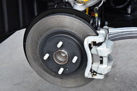 ブレーキについては高負荷走行時の安定性を高めるため、ディスクローターの径を前後とも280mmに拡大（ほかのグレードは前＝258mm、後ろ＝255mm）。連続制動時のブレーキ温度を低減している。