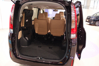 荷室。写真はサードシートを跳ね上げ、積載スペースを拡大した様子。
    