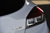 今回のマイナーチェンジで走りに磨きがかかった「メガーヌR.S.」。最高出力は250psから265psへ。価格は据え置きの385万円。