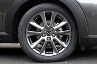 高輝度ダーク塗装を施したアルミホイール。「XDノーブル・ブラウン」専用装備となる。