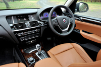 インテリアではネバダレザーのシートが標準。独特の感触を持つラヴァリナレザーを用いたステアリングももちろん標準装備。