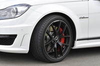 パワーアップに伴い、前後ブレーキディスクが大径化された。赤いキャリパーが足元をスポーティーに彩る。