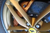 「488GTB」のゴールドのブレーキキャリパー。