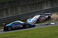 5コーナーでアクシデント。No.12 カルソニック インパル Z（ブノワ・トレルイエ/星野一樹組）とNo.100 RAYBRIG NSX （ドミニク・シュワガー/細川慎弥組）がクラッシュ！