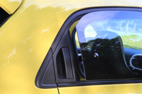 リアウィンドウは上下巻き上げ式ではなく、「フォルクスワーゲンup!」などと同じく後端が外側に開くタイプとなっている。