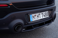 ダブルスポーツテールパイプがリアビューを引き締める。