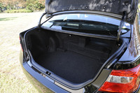 荷室容量は440リッターが確保される。右側のみに限られるものの、後席はハイブリッドカーにしては珍しい可倒式。長尺物の積載に対応する。