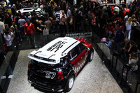 一般公開日最初の日曜日である10月3日、BMW「MINI」のスタンドは大盛況。