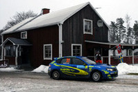 雪道を行く新井敏弘のインプレッサ。