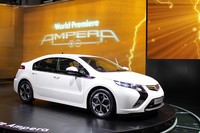 シボレーのハイブリッド「ボルト」のオペル版「アンペラ」。フロントやリアのデザインが異なるが、基本は同じクルマ。