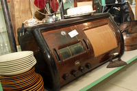 以前紹介したシエナのリサイクル店に埋もれていた、古い家庭用ラジオ。選局表示窓の部分には「Tokyo」の文字も。自国の放送局数が限られている頃、ラジオに夢の翼を託した人々の気持ちがうかがえる。