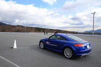 講習の最後に行われた余興のジムカーナ大会では、気合いが空回りしてスラローム用のマーカーを踏んづけて＋3秒のペナルティーをもらってしまった。「タイムアタックなどでいつも以上にがんばろうとすると、みんな失敗するんですよ」という井尻さんの言葉が耳に痛い。