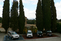 試乗会の基地に並べられた歴代グランドチェロキー。いちばん左が今回試乗するニューモデルです。