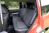 リアシートも、もちろん防水。肘掛を前に倒せば、荷室から長尺物を挿し込み収納できる。