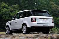 外観では、20インチの「スタイル3」（15スポーク）アルミホイールが特徴。また、試乗車のボディーカラーはソリッドのフジホワイトだが、プレミアム・メタリックペイントを無償オプションとして選ぶこともできる。