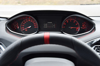 スポーツモードを選択するとメーターの表示が赤に切り替わるほか、マルチインフォメーションディスプレイにエンジンのパワーやトルク、ターボブースト、前後左右にかかるGの数値などが表示される。