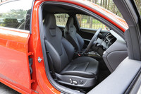 フロントシートは、サイドサポートの大きな「Sスポーツシート」となる。