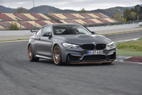 レフトハンダーを行く「M4 GTS」。