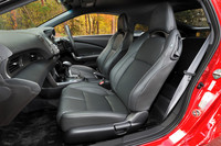 テスト車は、オプションのレザーインテリアをチョイス。シートの座面上に縦方向の縫い目が入れられるのは、左右の足を動かしやすくするための工夫だという。