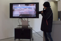 映像中の車両を操っているのもピストン西沢氏。「覚えたテクニックは、くれぐれも公道では使用しないように」との注意が。