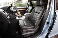 フロントシートには、8wayパワーシートやパワーランバーサポート、ドライバーメモリー機能、さらにシートヒーター＆クーラーなどプレミアム装備満載。