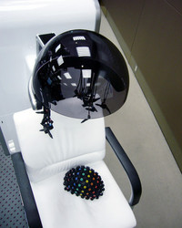 座面に置かれた帽子が、計測用センサー。写真下のように装着したあと、無数のケーブルで計測装置に繋がれる。