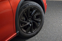 「DS 4クロスバック」には、ブラックの17インチアルミホイールが標準で備わる。