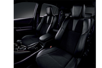 ダークバイオレットの専用シートベルトが付く。