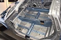 こちらはキャビンスペースの様子。各骨格ができる限り折れ目のない真っすぐな線で構成されているのが分かる。
    